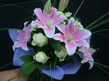 Blumenlieferung nach Budapest - Weißen Rosen und rosa Lilien (15 Stämme)